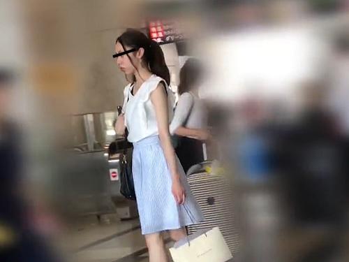 【パンチラ盗撮】清楚なお姉さんを電車でじっくり逆さ撮り