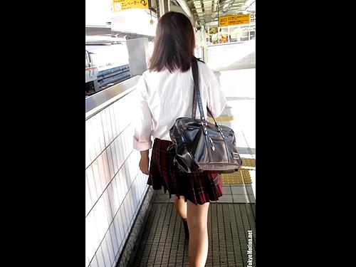【逆さ撮り】パンチラ盗撮して白昼堂々と触る痴漢「通報しますよ？」キレられるw