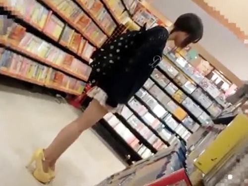 【パンチラ】レンタルショップにいるロリJCを逆さ撮りしたりしゃがみパンツ盗撮したり♪