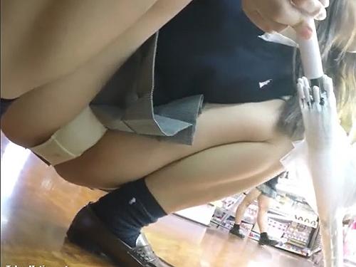 【パンチラ】パンツに染みが…JKのしゃがみパンツ＆逆さ撮り
