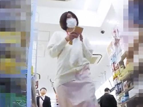 【パンチラ】売店で買い物するナースたちを逆さ撮り！パンスト越しのパンツがエロい！