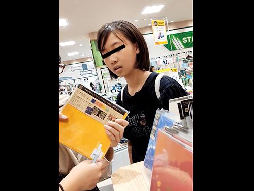 【パンチラ】絶対アカンやつ！JCを逆さ撮りしてママが買ってきたパンツを盗撮