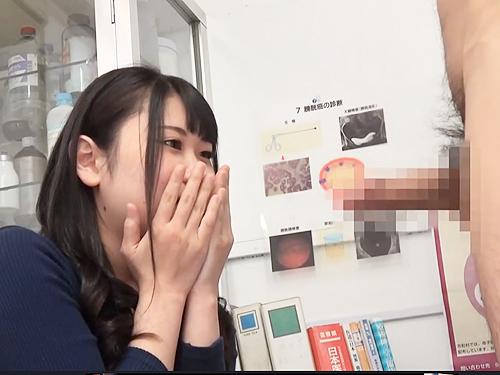 「え？これホンモノなんですか？」旦那が極小チンポの若妻にデカチン見せつけるドクター