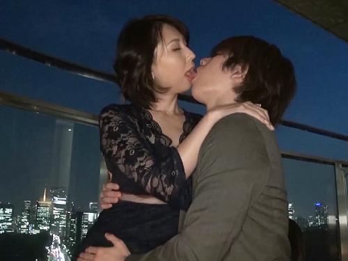 【四十路】ビンビンに勃起した乳首とクリを電マ責め！騎乗位でダラしない腹を震わせ腰を振る熟女に顔精