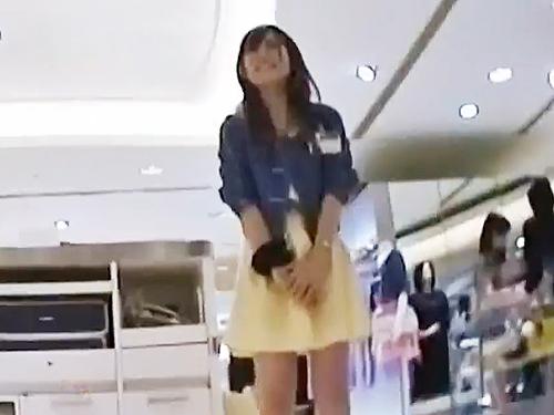 【パンチラ盗撮】美脚でお尻もキレイ♪可愛い店員さん逆さ撮り！