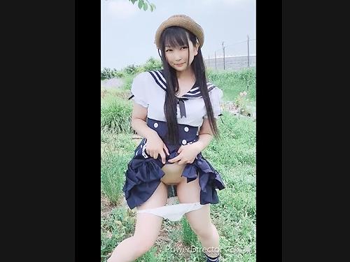 【露出】野外でコスプレしておしっこする姿やくぱぁを撮影されるパイパンロリ美少女