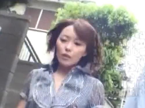 夫と一緒にバス通勤する若妻OLが夫の横で痴漢されると発情し夫に助けを求めず寝取られるw
