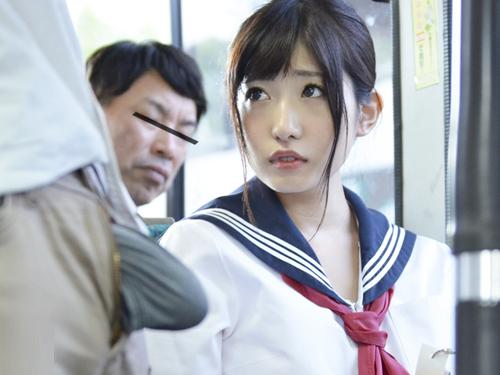 通勤バスで悪戯され感じてしまったJKが痴漢に連れ出されると自らチンポを求める