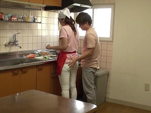 「え？ナマ？」料理中の家政婦さんのデカ尻を撫でまわし勝手に立ちバックで生挿入！