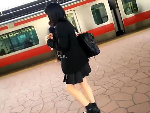 【逆さ撮り】駅にいるJKのスカートを次々にめくってパンツを盗撮しまくるヤバイやつw