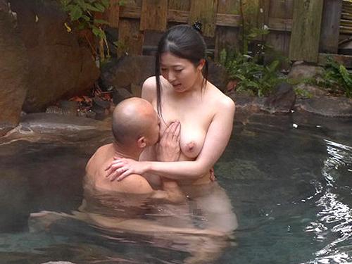「イッちゃうぅぅぅ♡」露天風呂で立ちバックで突かれて不倫を楽しむ巨乳人妻