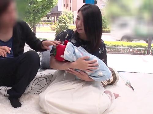 【MM号】子持ち巨乳人妻がデカチンを素股したら…すごい勃ってる♡我慢出来ず挿入中出しまで