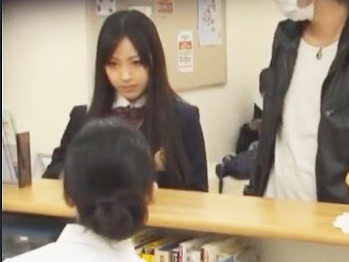 【産婦人科】生理がこない…彼氏と来た病院で乳首を集中的に診察され濡れてしまったJKが…