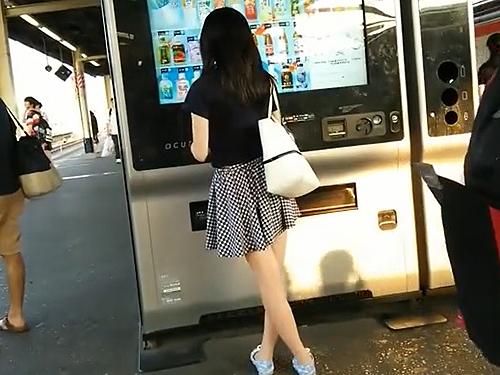 【パンチラ】私服JCやJKのスカートめくりで逆さ撮り！子供パンツからナプキン付きパンツまで