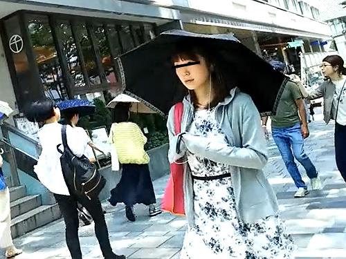 【パンチラ盗撮】上品な顔して毛がハミ出すぎwwwスカートめくって逆さ撮り