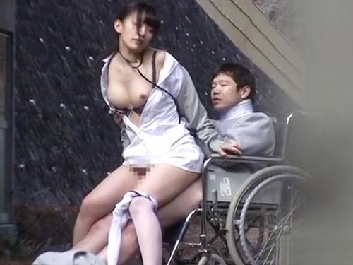 【野外】リハビリ中にナース口説いて青姦する車イス患者！優しく中出しまでさせてくれる