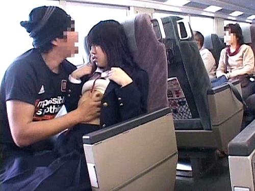【電車/レイプ】家族旅行で特急に乗るJKを親の近くで襲って強制口内射精するレイパー