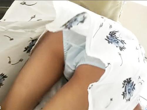 【逆さ撮り】ワンピースお姉さんのパンチラ盗撮！カメラ近寄りすぎwww