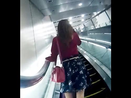 【逆さ撮り】エスカレーター相乗りでスカートめくってパンチラ盗撮