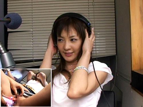 生中継SEX！ラジオ生放送中のAV女優に電マや手マンで潮吹きをさせる羞恥プレイ