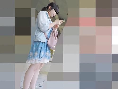 【パンチラ盗撮】電車待ちする私服ロリJKを逆さ撮り～