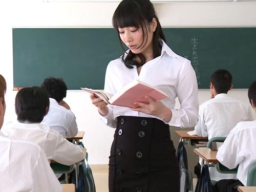 生徒と身体の関係を持った事がバレた女教師がそれをネタに肉便器扱いされていく