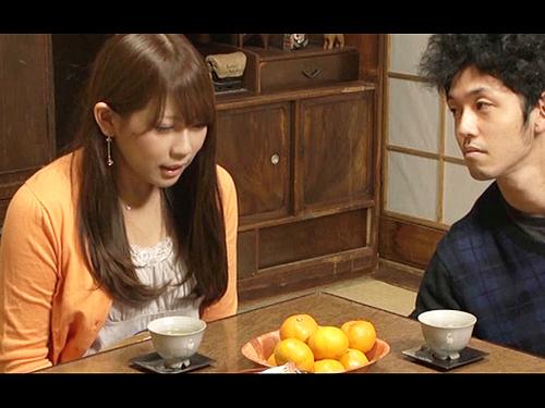 管理人宅に呼び出したSEXレスの団地妻にコタツでセクハラしてチンポの匂い嗅がせたら…