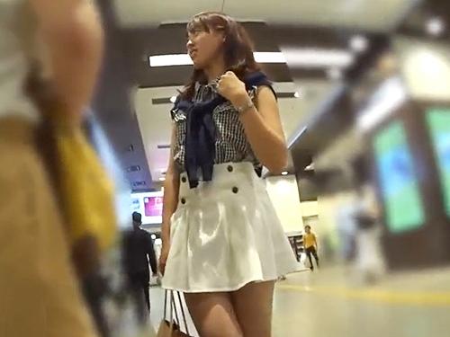 【逆さ撮り】清楚で黒髪のアイドル風…期待通りの純白パンツ♪ストーキングでパンチラ盗撮