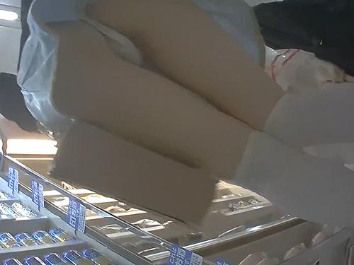 【逆さ撮り】コンビニでパンチラ盗撮！コスプレ集団がパンツ見せまくる～