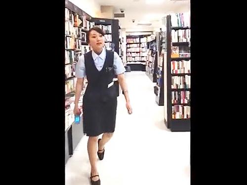 【逆さ撮り】書店で働く女子社員のパンチラを盗撮！蒸れてそうなパンスト越しパンツ♪