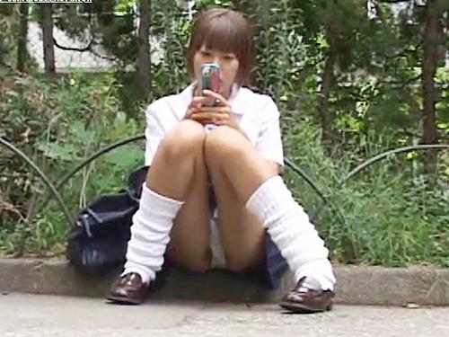 【パンチラ】望遠レンズで狙ったJKのしゃがみパンツ！生えかけのマン毛も盗撮♪