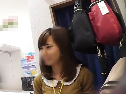 【逆さ撮り】パンチラ盗撮するヤバイやつにも満面の笑みで接客する店員さん