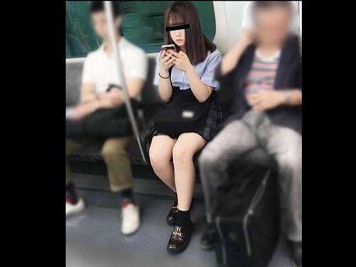 【パンチラ盗撮】ロリJKを電車で逆さ撮り！ムッチリと食い込むパンツ♪