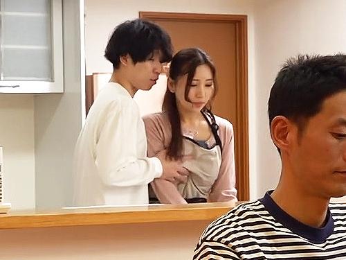 「中はダメっ！」父の再婚で新しく出来た巨乳お義母さんに筆おろししてもらったら…理性飛び夫婦の寝室で何度も中出し