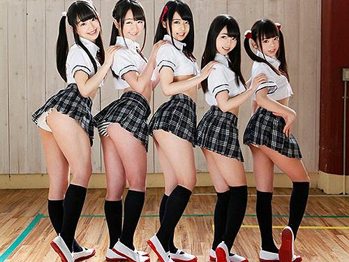 乳首が見えるくらいクールビズの校則違反のロリJKと教室で乱交