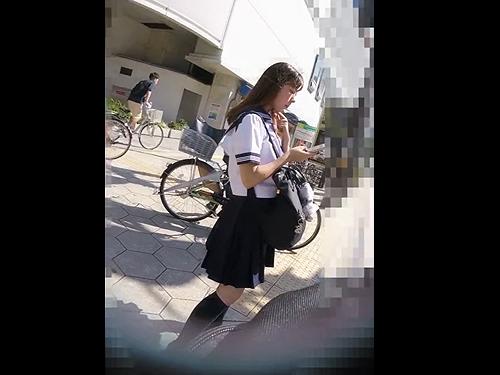 【パンチラ】JKをストーキングして電車で逆さ撮り！大人びているが若干ロリパンツw