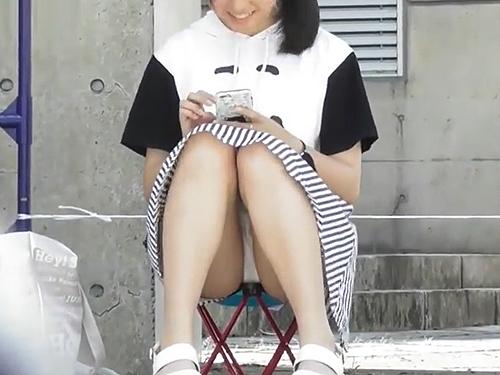 【パンチラ盗撮】コンサート入場待ちの私服JKのしゃがみ純白パンツ！