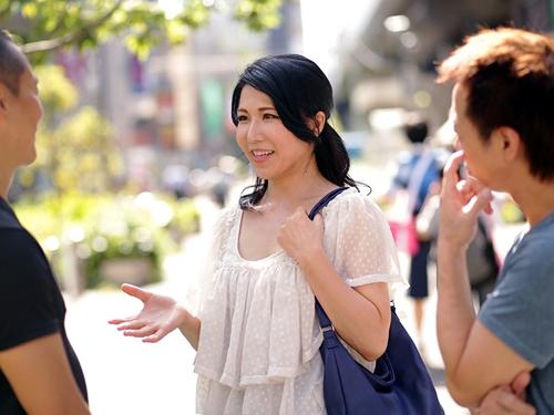 【熟女ナンパ】息子が帰ってくるからダメ…旦那不在の自宅訪問して拘束3Pに持ち込む