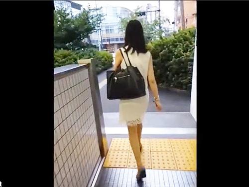 【パンチラ】エスカレーター相乗りでOLを逆さ撮りで盗撮！パンストパンツがエロい