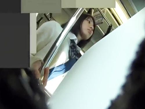 【パンチラ】電車で見つけたJKをストーキングして逆さ撮りで色々な角度で盗撮