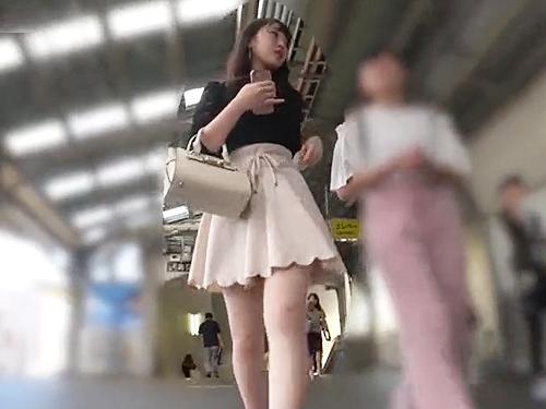 【逆さ撮り】駅で見つけたJD風お姉さんの階段パンチラ！ストーキングしてサテンパンツを盗撮しまくる！