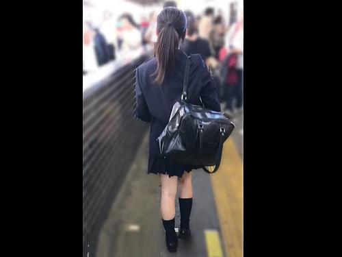 【パンチラ盗撮】美少女JKストーキングしてカフェや電車で逆さ撮り