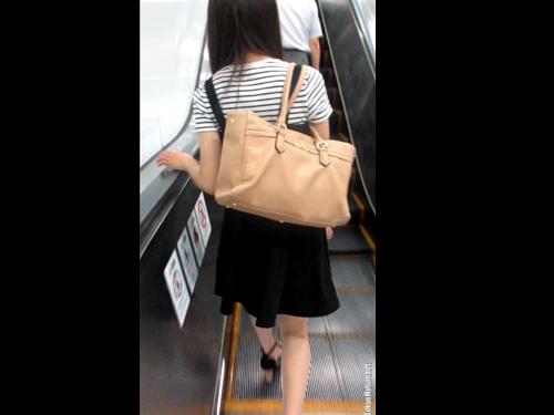 【パンチラ盗撮】おもいっきりスカートめくってますがwww
