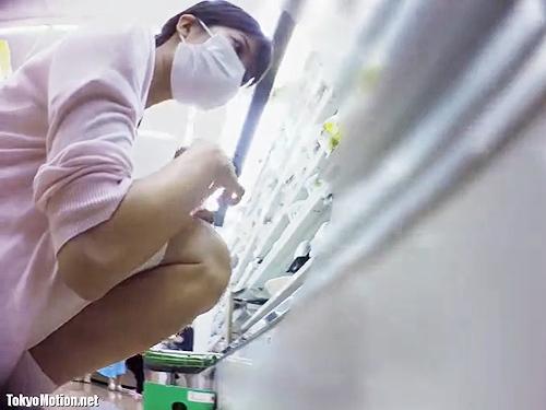 【逆さ撮り】こんな綺麗な子が…Tバックなのにハミ毛だらけ…ナースの食い込みパンチラ盗撮