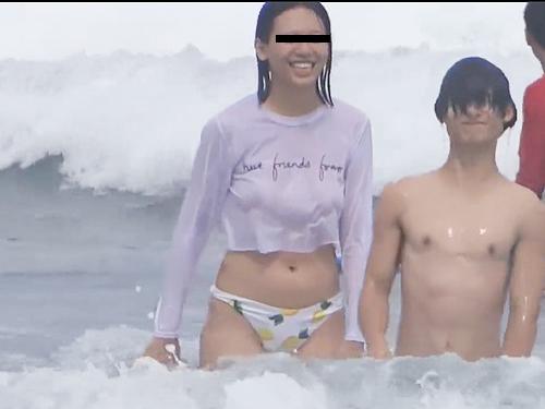 【盗撮】海で発見！乳首透けのノーブラ＆食い込み水着の女の子…もしかして露出プレイ中でした？