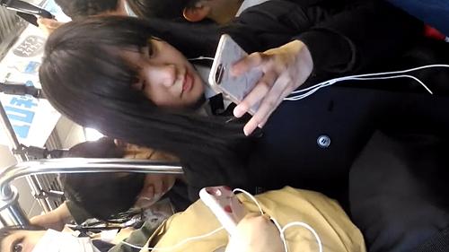 【リアル痴漢】満員電車でJKのスカートの中に勃起チンポ入れて盗撮したらナプキン付けてた
