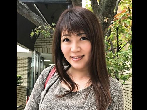 【熟女】男優のチンポが見たくて応募してきたパイパンババァ！中出し後もフェラして「まだ足りな～い」