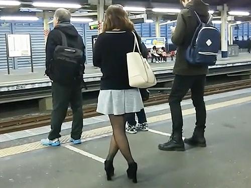 【パンチラ】駅で見つけたOLをストーキングしてスカートめくりで逆さ撮り