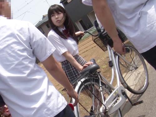 通学中のJKを襲って自転車に拘束し太ももにチンポを擦り付け精子をぶっかけ逃走w