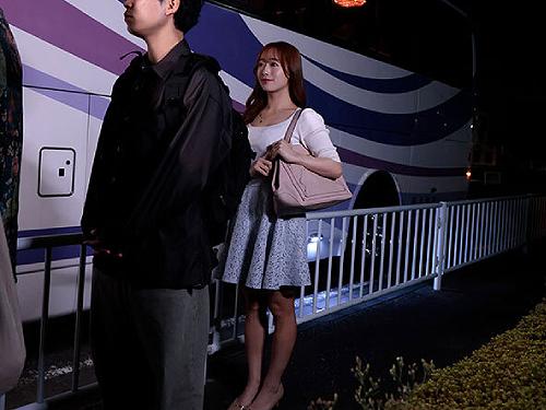 夜行バスで隣席の巨乳人妻を襲ってスローピストンSEXしたら自ら腰をクネらせ堕ちたので無許可中出ししてやった